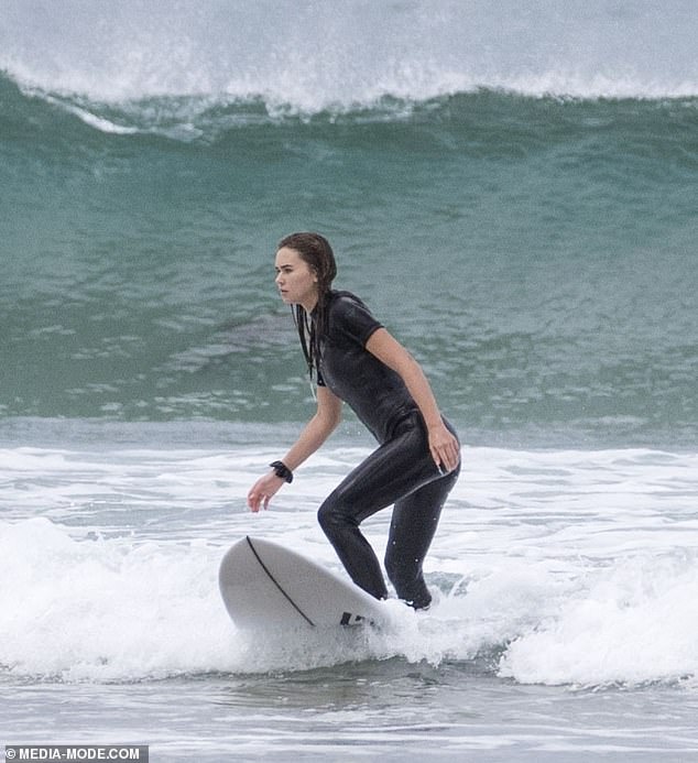 liam hemsworth va ban gai anh 5