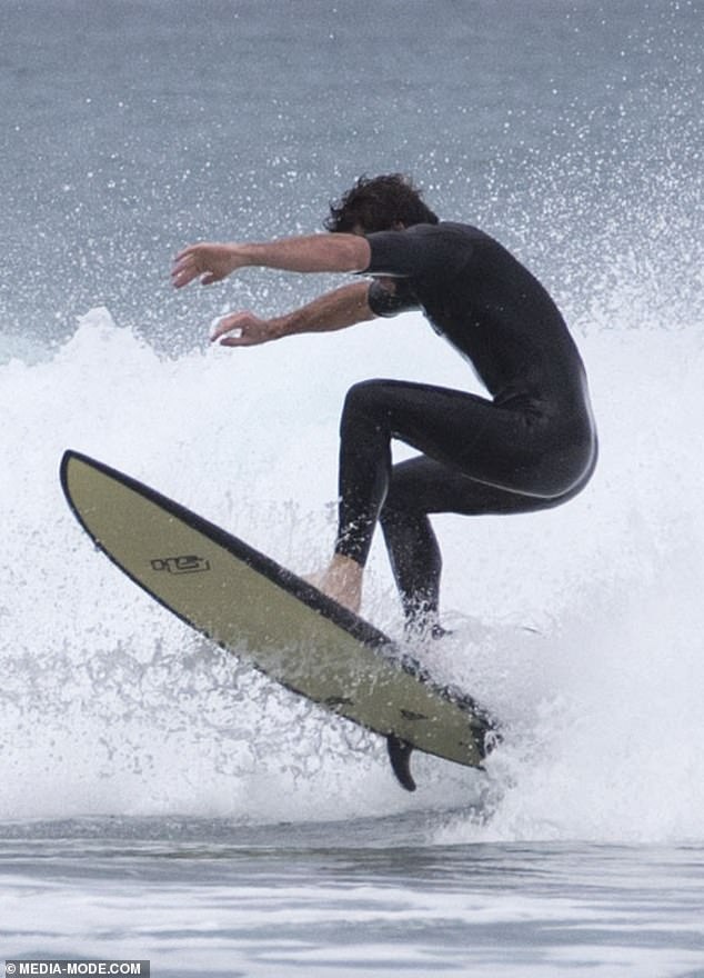 liam hemsworth va ban gai anh 6