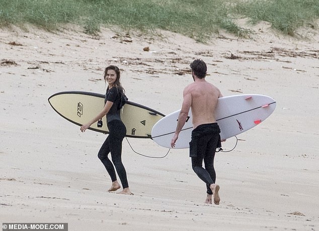 liam hemsworth va ban gai anh 4