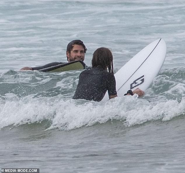 liam hemsworth va ban gai anh 7