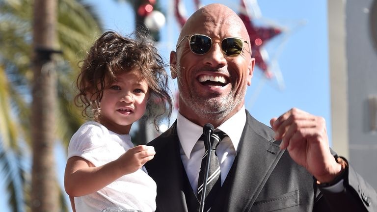Dwayne ‘The Rock’ Johnson vua rap vua day con rua tay hinh anh