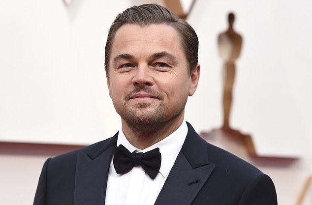 Leonardo DiCaprio bat tay voi Tim Cook hinh anh
