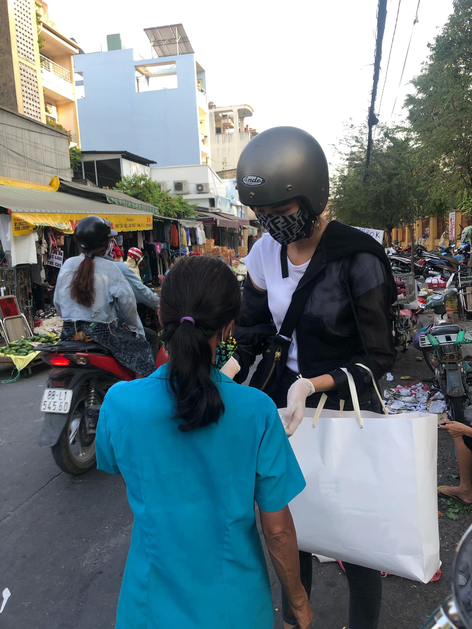 hoang thuy may khau trang anh 1