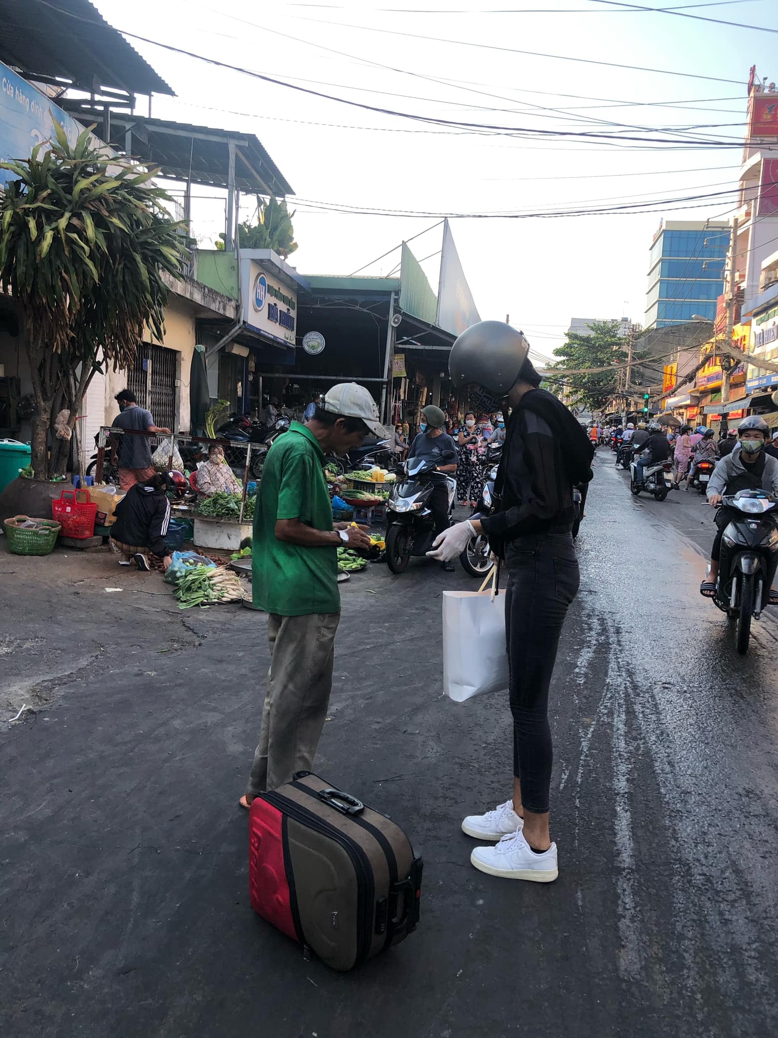 hoang thuy may khau trang anh 2