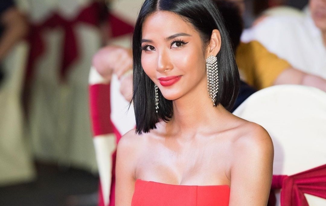 Hoang Thuy may tang nguoi dan 700 chiec khau trang hinh anh