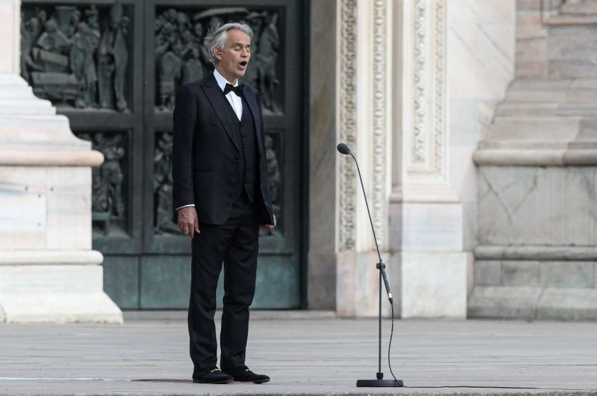 Video danh ca Andrea Bocelli hat mot minh giua thanh duong gay sot hinh anh