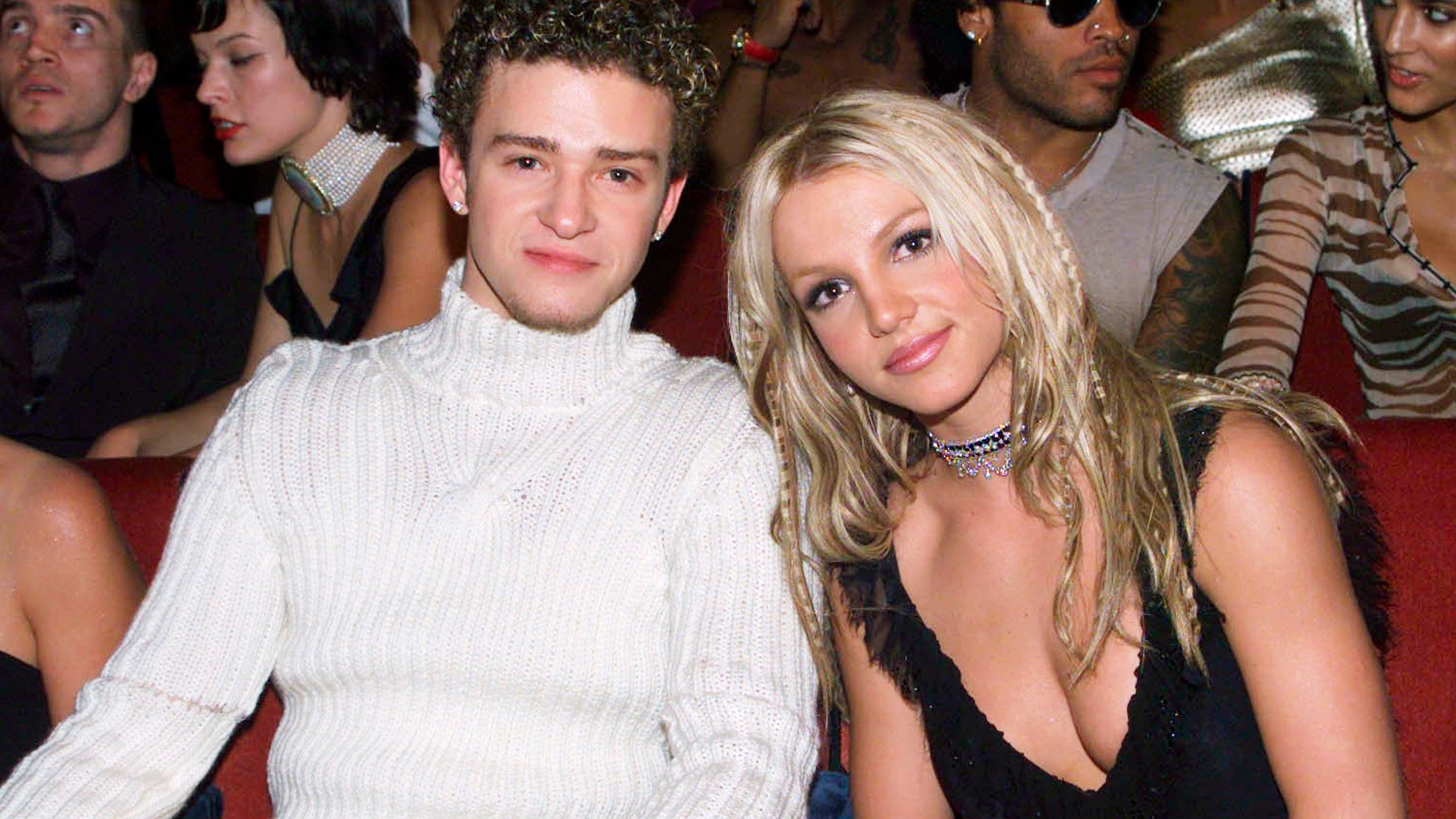 Phan ung cua vo khi Justin Timberlake tro chuyen voi Britney Spears hinh anh