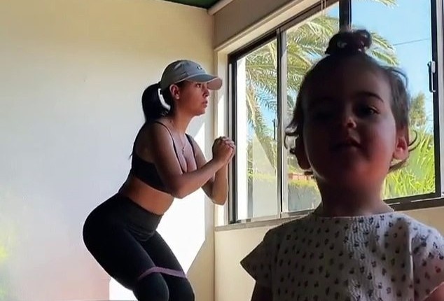 Ban gai Cristiano Ronaldo tap the duc cung con gai khi cach ly tai nha hinh anh