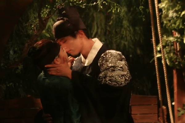 Hau truong canh hon cua Song Joong Ki, Park Bo Gum hinh anh