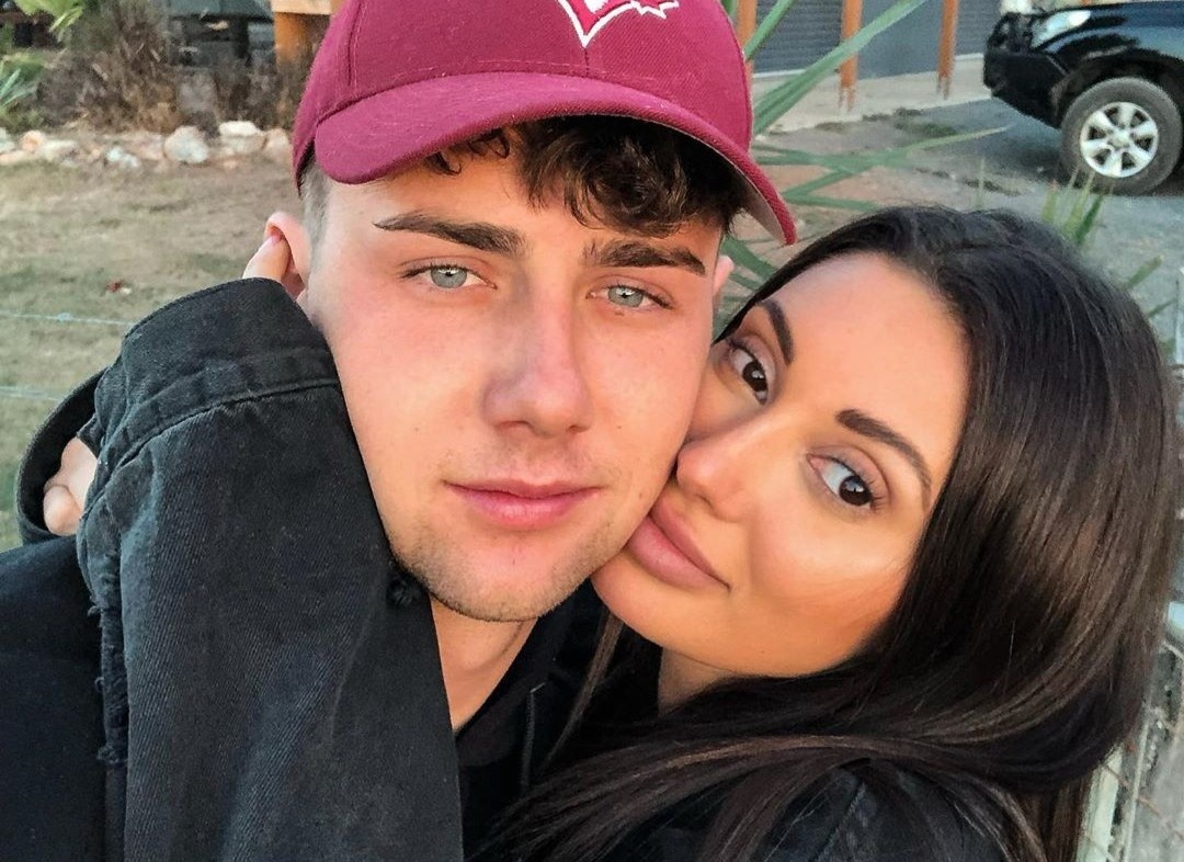 Hai thi sinh tham gia chuong trinh thuc te ‘Too Hot to Handle’ ket hon hinh anh