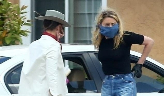 Amber Heard xuat hien ben ban gai sau on ao hinh anh