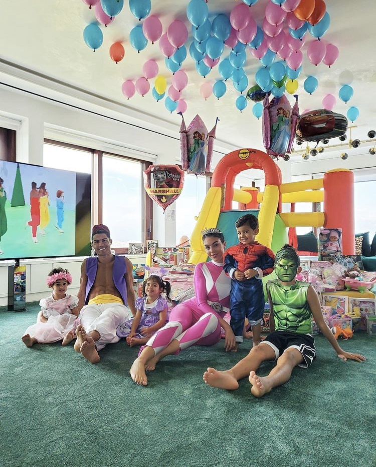 Cristiano Ronaldo va ban gai anh 1