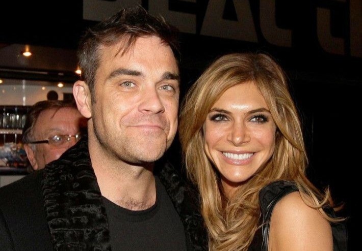 Con gai to mo ve qua khu an choi cua Robbie Williams hinh anh