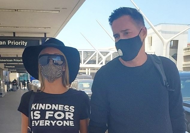 Paris Hilton hanh phuc ben ban trai hinh anh