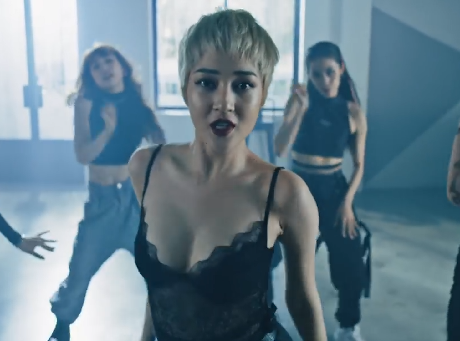 Vu dao cua Bao Anh va nhung nu ca si 9X, 10X, ai nhay dep nhat? hinh anh