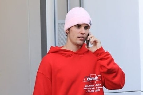 Justin Bieber xuat hien sau khi bi to tan cong tinh duc 2 co gai hinh anh