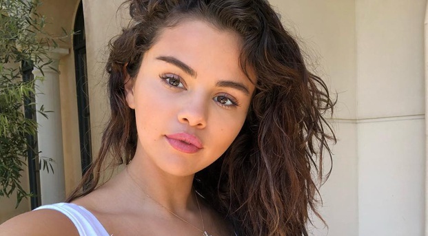 Selena Gomez xuat hien rang ro tren pho sau loi nhac cua Justin Bieber hinh anh