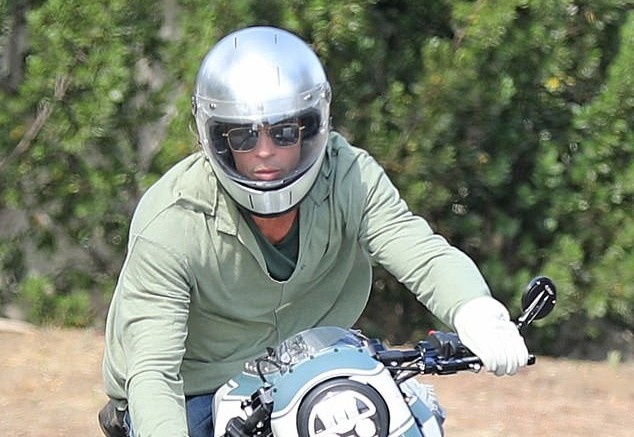 Brad Pitt ghe tham nha Angelina Jolie hinh anh