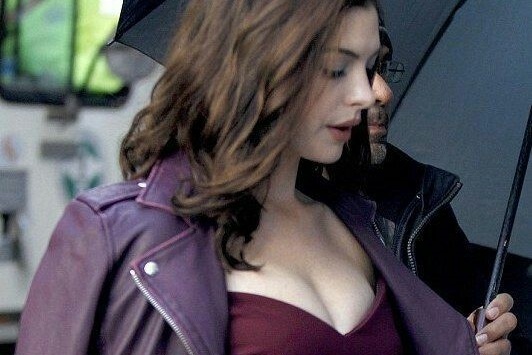 ‘Thanh’ Nolan phu nhan cam Anne Hathaway ngoi ghe tren phim truong hinh anh