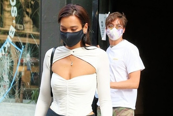 Dua Lipa dien ao cut-out thu hut tren pho hinh anh