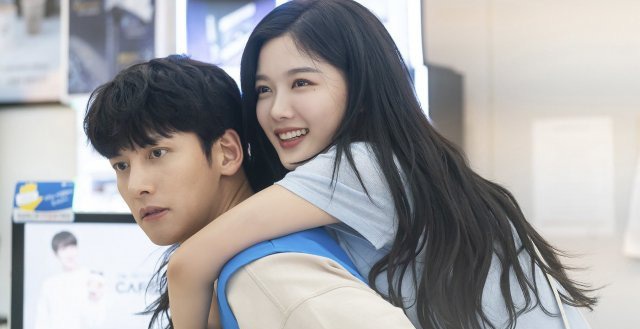 Kim Yoo Jung bi danh vao dau nhung keu dau bung o 'Cua hang tien loi' hinh anh