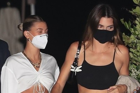 Hailey Bieber va Kendall Jenner khoe dang hinh anh