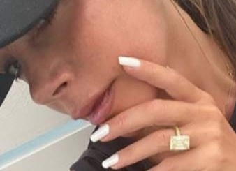 Victoria Beckham khoe nhan kim cuong 152.000 USD hinh anh