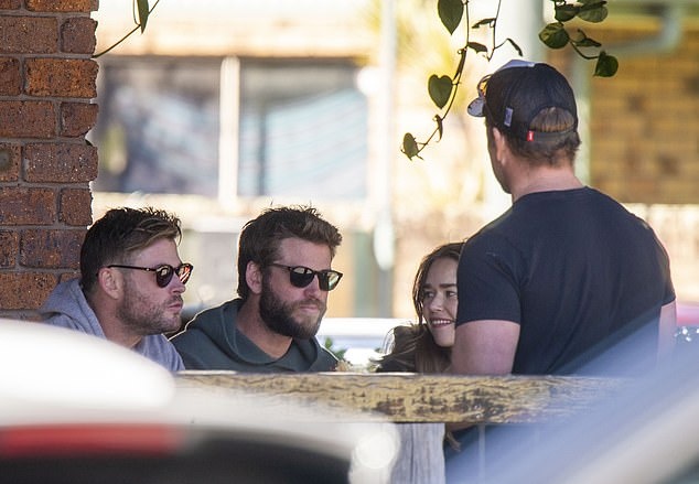 ban gai Liam Hemsworth anh 1