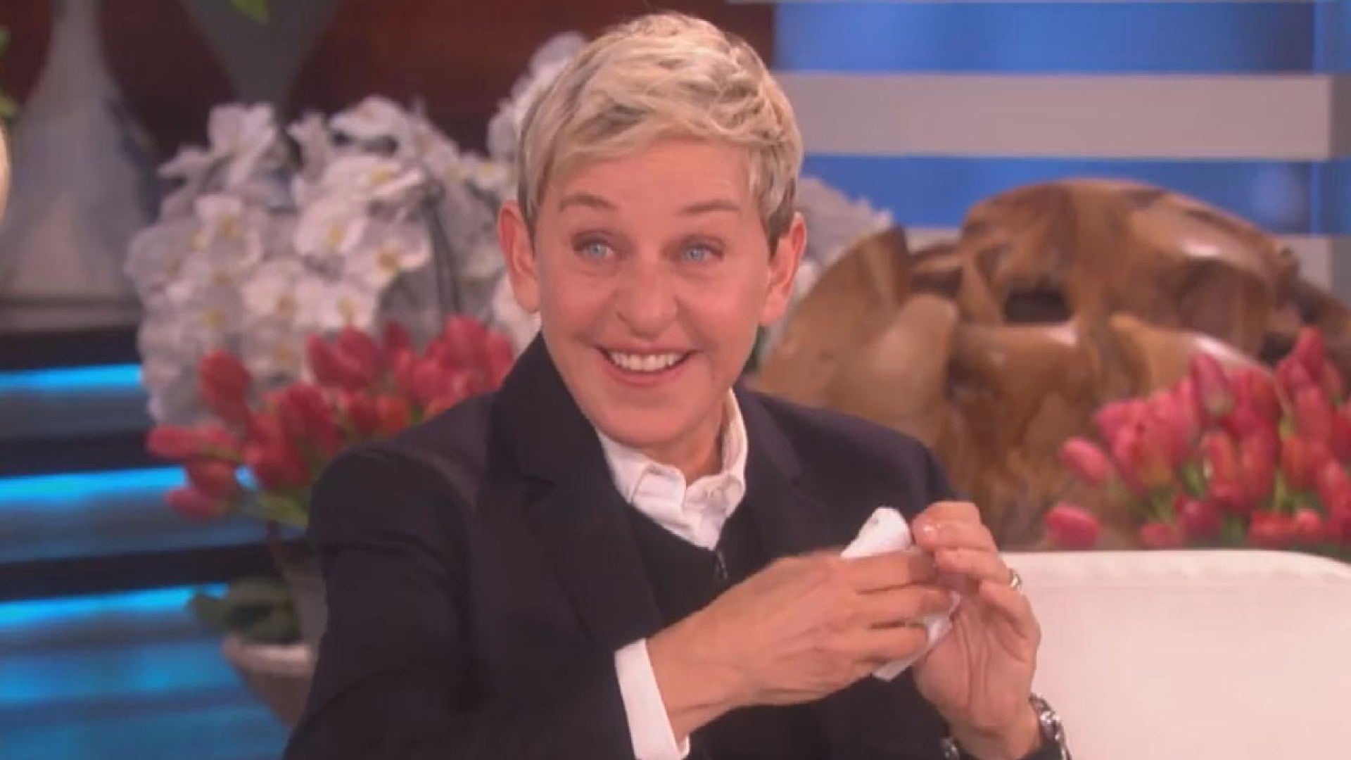 Ellen DeGeneres xin loi sau khi e-kip bi 36 nhan vien to cao hinh anh