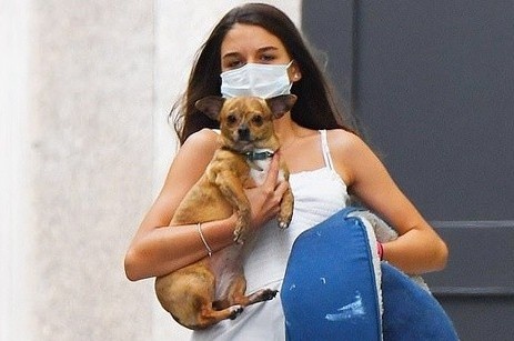 Suri Cruise them gan gui me trong mua dich hinh anh