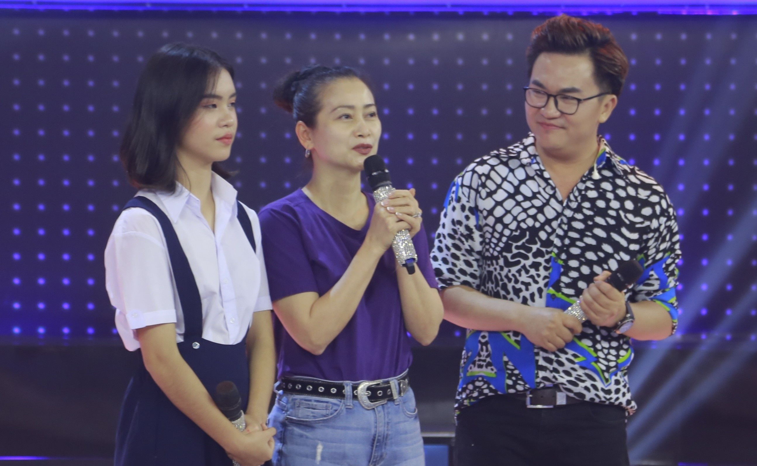 Co be 14 tuoi khuay dong san khau Giong ai giong ai hinh anh