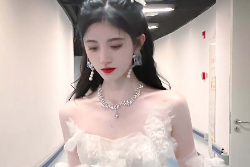 Cuc Tinh Y de mac nhan vien duoi fan khoi thang may hinh anh