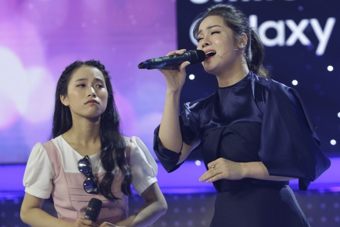 Nhat Kim Anh song ca cung thi sinh co giong hat tham hoa hinh anh