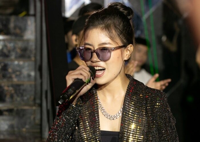 Co gai 17 tuoi khuay dong san khau King of Rap hinh anh