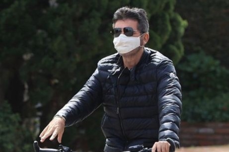 Simon Cowell tap di sau khi bi nga gay lung hinh anh