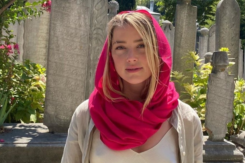 Amber Heard mac khong phu hop khi den nha tho Hoi giao hinh anh