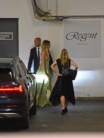 brad pitt hẹn hò ảnh 1 brad pitt hen ho anh 1