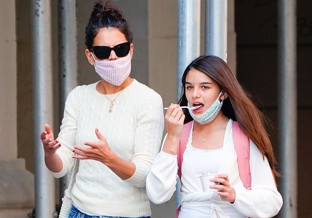 Suri Cruise dao pho cung me hinh anh