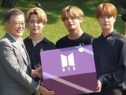 BTS dien kien Tong thong Moon Jae In hinh anh