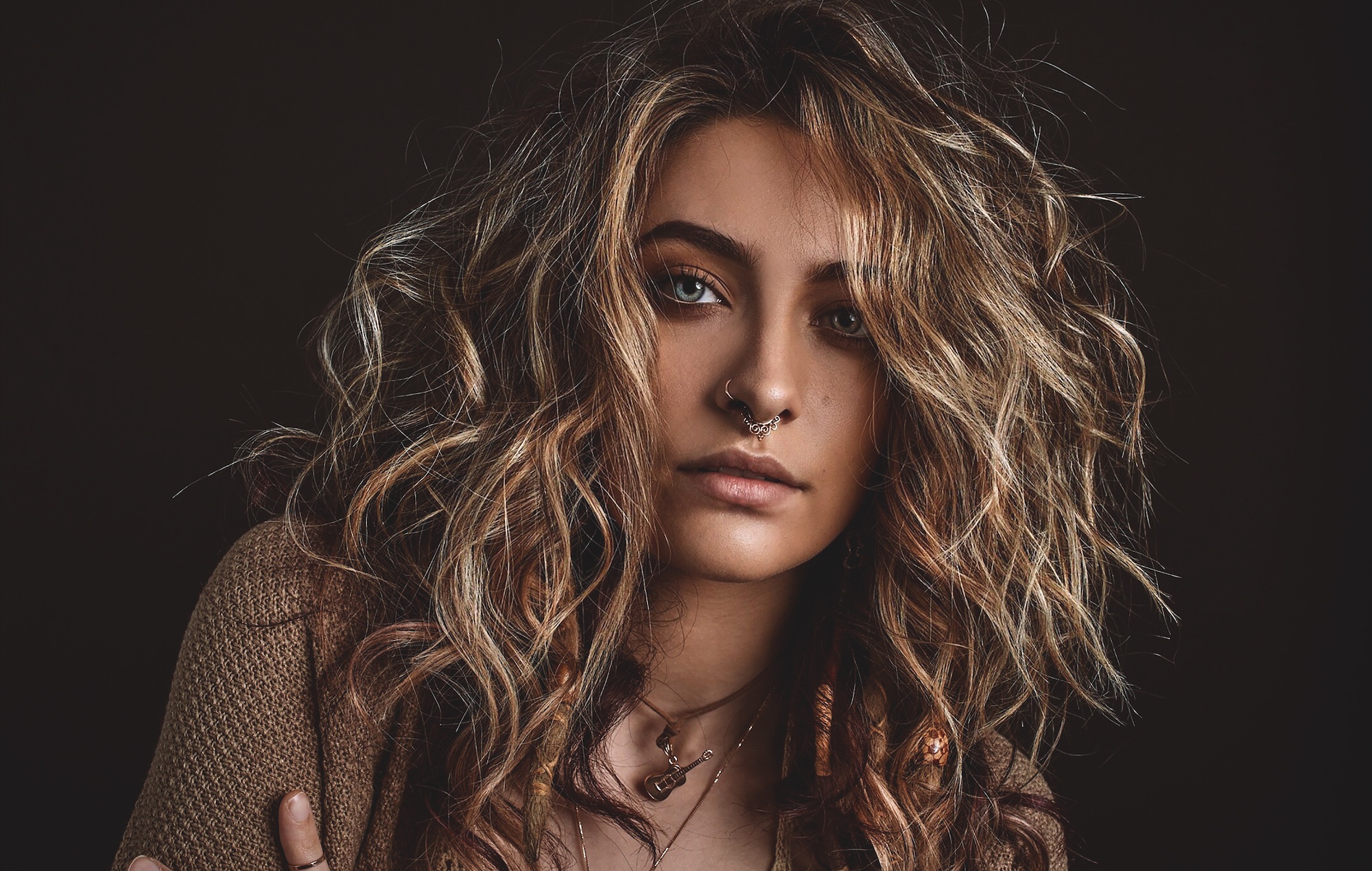Paris Jackson trinh lang album dau tay hinh anh