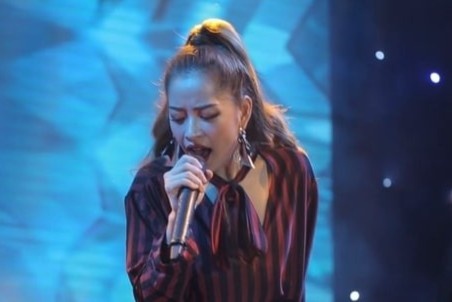 Nhung lan Chi Pu hat live lech tong va chenh pho hinh anh