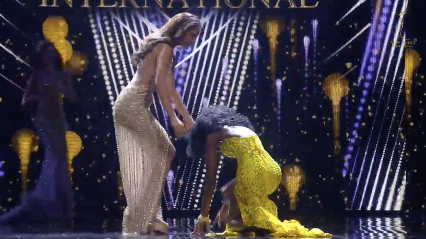 Hoa hau khoc, ngat xiu trong khoanh khac dang quang hinh anh