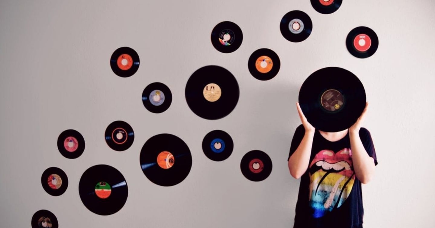 Thuong hieu len loi vao cac MV ca nhac hinh anh