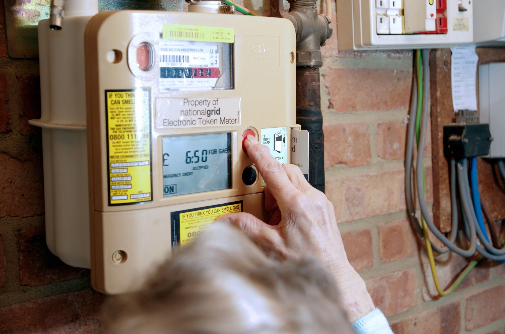 Thieu hut nang luong, nguoi dan Anh phai chuyen qua dong ho tra truoc hinh anh