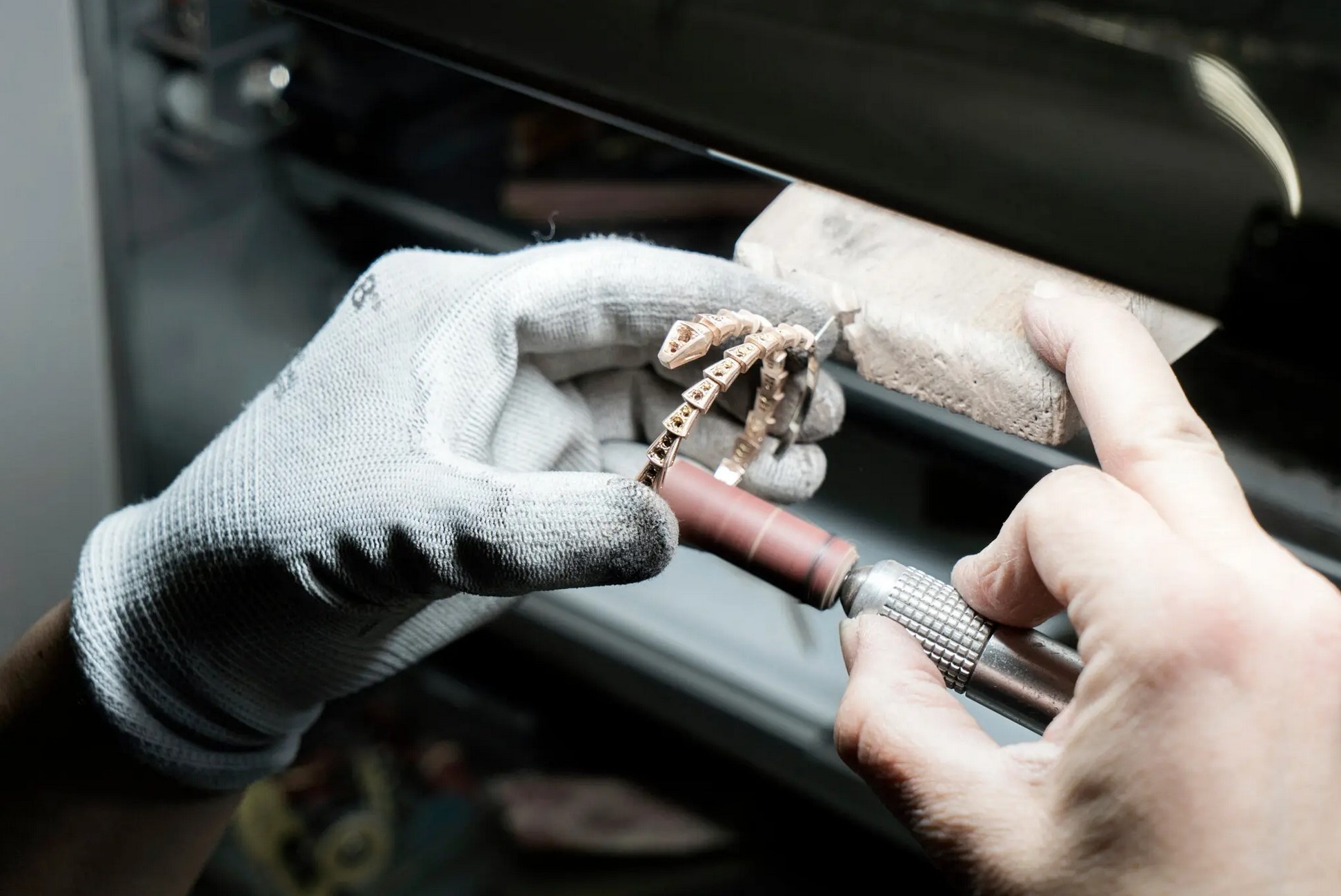 trang suc,  xa xi,  tang truong,  suy thoai ,  lam phat,  mang xa hoi,  bulgari,  cartier,  prada,  thi truong,  gen z anh 3