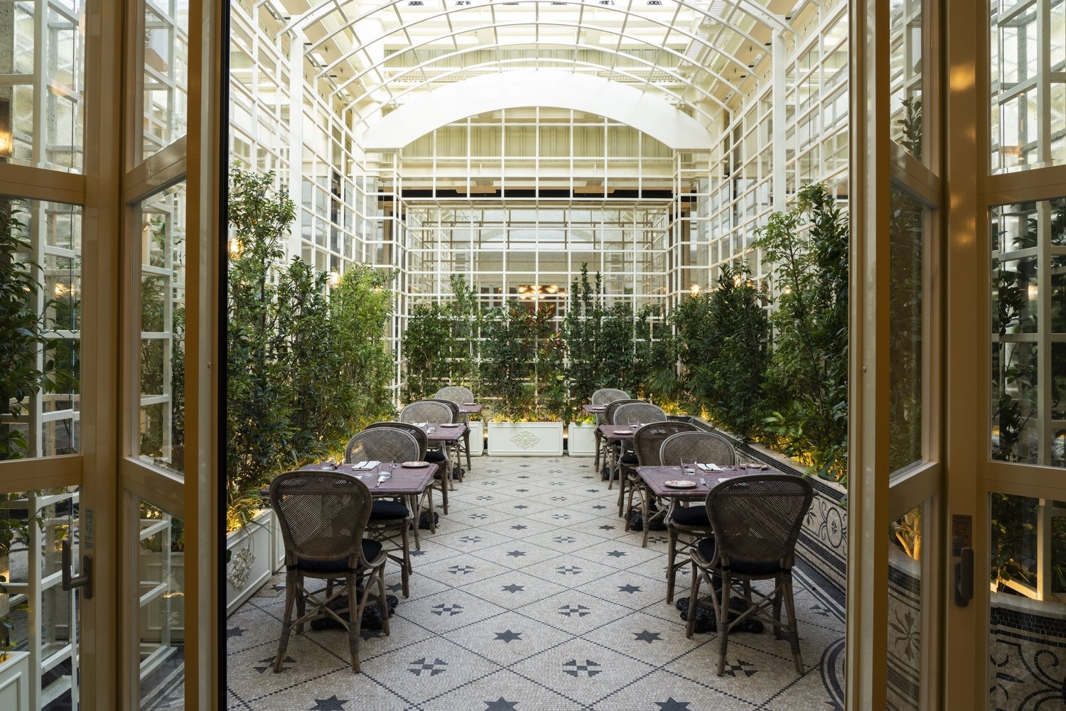 thuong hieu,  xa xi,  nha hang,  nganh F&B,  Gucci,  Ralph Lauren,  chien luoc,  khach hang,  gioi tre,  trai nghiem,  thoi trang anh 2