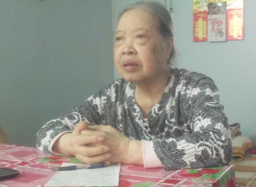 Bà Khanh, vợ cố nghệ sĩ, đau buồn vì chồng vừa mất. Ảnh: Trung Qp.