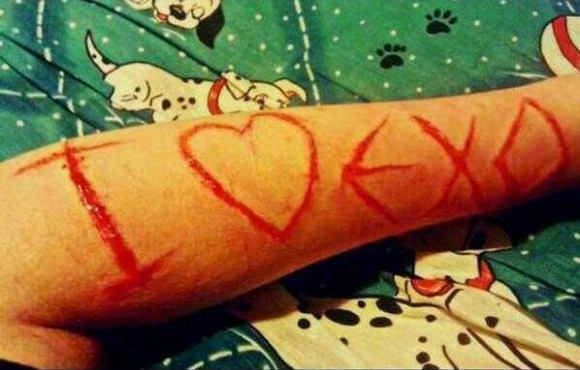 Fan cuong rach nat tay chan vi nhom EXO hinh anh