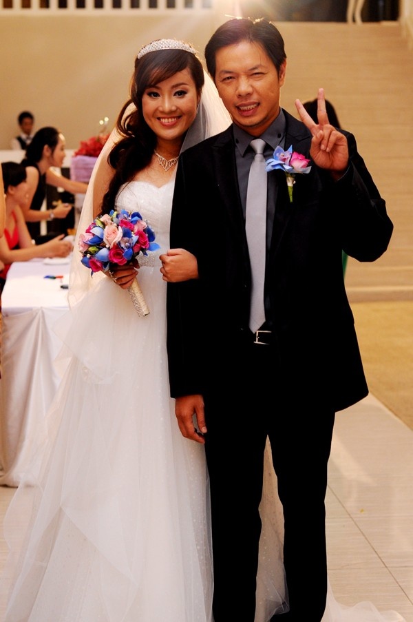 Thái Hòa và vợ trong lễ cưới.