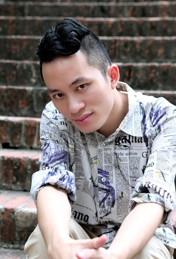 Tùng Dương đang viết bản tình ca cho riêng mình. Bạn gái anh hiện ở nước ngoài nhưng Tùng Dương quan niệm, tình yêu là đám lửa, sự xa cách là cơn giớ, gió thỏi tắt ngọn lửa nhỏ, thổi bùng ngọn lửa lớn.